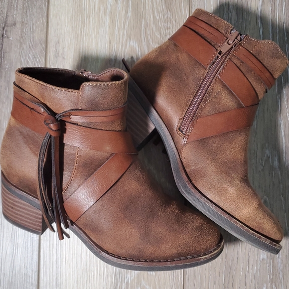 Sophie17 girls Chestnut brown faux suede, tassel/heel boho bootie Size 1 - Picture 2 of 16